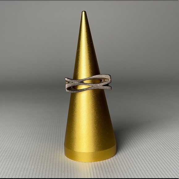 Sterling Silver Ring - sz 7.5 - Picture 1 of 4